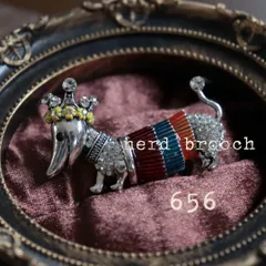 王様ダックスフントブローチ　カジュアル 犬 動物 かわいい 新品 アンティーク調 シルバー ヴィンテージ調 生き物 ユニーク 個性的 NerD