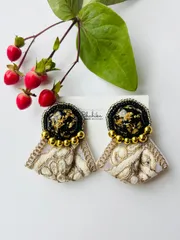 黒ビジューゴールド入りインド刺繍リボン ピアスイヤリングビーズ刺繍 ハンドメイド