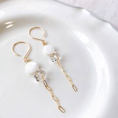 クリスタルとマザーオブパールのキュートなピアス