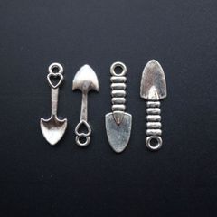 10個 銀古美 アンティーク風 デザインハート シャベル スコップ メタルパーツ チャーム
