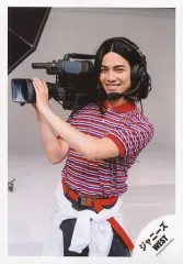 【中古】生写真(ジャニーズ) ジャニーズWEST/重岡大毅/膝上・衣装赤・両手カメラ・体左向き・背景白/アルバム「WESTV!」MV＆ジャケ写オフショット/公式生写真