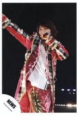 【中古】生写真(ジャニーズ) NEWS/手越祐也/ライブフォト・膝上・衣装赤チェック柄・左手マイク・右手伸ばし・背景黒・目線左/公式生写真