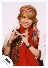 【中古】生写真(ジャニーズ) NEWS/手越祐也/上半身・衣装白黒・ストール赤・両手合わせ・目線右/「チュムチュム」PV＆ジャケ写撮影オフィシャルショット/公式生写真