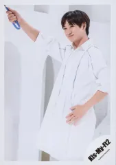 【中古】生写真(ジャニーズ) Kis-My-Ft2/宮田俊哉/膝上・衣装白・右手上げ・左手腰・左向き・口閉じ・背景白/シングル「君、僕。」MV＆ジャケ写オフショット/公式生写真 