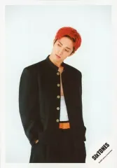 【中古】生写真(ジャニーズ) SixTONES/田中樹/膝上・衣装黒・白・右手ポケット・首傾げ・目線左・背景白/「アクリルスタンドII」オフショット/公式生写真