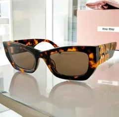 極美品　PRADA　サングラス　キャッツアイ　SPR01V　ブラックフレーム 極美品 PRADA サングラス キャッツアイ SPR01V ブラックフレーム Prada