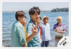 【中古】生写真(ジャニーズ) ジャニーズWEST/藤井流星/横型・上半身・衣装水色青ボーダー柄・バンダナ・体右向き・横向き・右手ピース・後ろにメンバー・背景海/『人生は素晴らしい』PV＆ジャケ写撮影/公式生写真