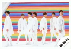【中古】生写真(ジャニーズ) Kis-My-Ft2/集合(7人)/横型・全身・衣装白・両手下・背景レインボーの階段/シングル「君、僕。」MV＆ジャケ写オフショット/公式生写真 