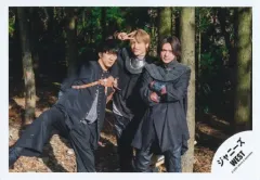 【中古】生写真(ジャニーズ) ジャニーズWEST/中間淳太・□田崇裕・小瀧望/横型・膝上/「ジャニーズWEST LIVE TOUR 2023 POWER」グッズオフショット/公式生写真