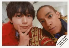 【中古】生写真(ジャニーズ) ジャニーズJr./大西流星・草間リチャード敬太/横型・バストアップ・衣装黒・赤・金・大西右手ピース・口閉じ/Johnnys’ ISLAND セルフィー 2020/公式生写真