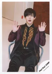 【中古】生写真(ジャニーズ) Hey! Say! JUMP/山田涼介/膝上・座り・衣装えんじ色・両手パー/「マエヲムケ」PV＆ジャケ写撮影オフショット/公式生写真