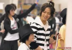 【中古】生写真(ジャニーズ) ジャニーズ/森本慎太郎・亀梨和也/横型・衣装ボーダー白黒・左手棒・帽子・背景人/DREAM BOYS