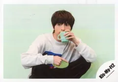 【中古】生写真(ジャニーズ) Kis-My-Ft2/玉森裕太/横型・膝上・座り・衣装白黒・左手コップ/18初夏 コンサートパンフ＆グッズ撮影オフショット