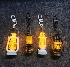 光るミニランタンキーホルダー 4種選べる LEDライト付き レトロ キャンプ 雑貨 アウトドア プレゼント 鍵 バッグ装飾　小型 懐中電灯 アウトドア風 雑貨 バッグチャーム