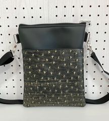 ハンドメイド＊推し活痛バ サコッシュ フェイクレザースタッズ風(943)