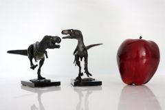 DINO DREAM 周年記念モデル ティラノサウルス VS ヴェロキラプトル フィギュア セット Tレックス Ｔ-REX 20cm級 肉食 恐竜 台座付け リアル 銅像 樹脂 プラモデル 模型 塗装済 置物