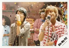 【中古】生写真(ジャニーズ) Kis-My-Ft2/横尾渉・藤ヶ谷太輔/横型・上半身・衣装白・赤・ベージュ・黒・左向き・スタンドマイク・紙ふぶき/「Sha la la☆Summer Time」PV＆ジャケ写撮影/公式生写真