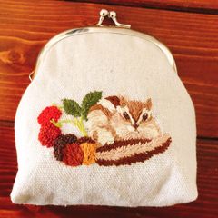 刺繍がま口ポーチ　くるんと丸まったシマリスと秋の木の実