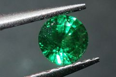 天然ツァボライト0.371ct 約5×4mm *ソーティング付き!