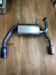 デミオDJ1500ガソリン車。スポーティマフラー 青と銀のグラデーション