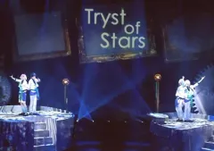 【中古】生写真(男性) 集合(4人)/ライブフォト・横型・全身・七夕祭衣装・背中合わせ・背景額縁・キャラクターショット・2Lサイズ/fine/「『あんさんぶるスターズ!エクストラ・ステージ』～Memory of Marionette～」舞台写真(ユニットセット