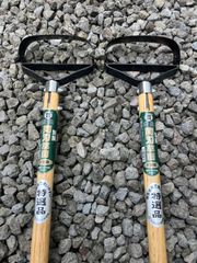 【両刃で使いやすい！便利な大型草削り2本セット！多少の訳あり特価！】 別撰  両刃大型草削り 1350mm焼柄×2本セット