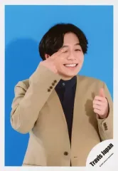 【中古】生写真(ジャニーズ) Travis Japan/松田元太/上半身・衣装ベージュ.黒・右手人差し指立て・左手親指立て・背景青/「Travis Japan LIVE TOUR 2020 ENTER 1234567」グッズオフショット/公式生写真