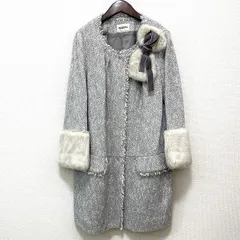 #wnc インゲボルグ INGEBORG コート グレー 白 ノーカラー ツイード フリンジ ファー リボン ブローチ付き レディース [946610]のサムネイル