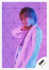 【中古】生写真(ジャニーズ) NEWS/手越祐也/上半身・衣装白・銀・左向き・右手顎・首傾げ・照明ピンク/「NEWS LIVE TOUR 2019WORLDISTA」グッズオフショット/公式生写真