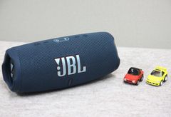 モバイルバッテリー機能付きポータブル防水スピーカーJBL Charge 5 ブルー色