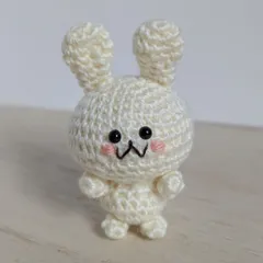 あみぐるみ　うさぎさん　白　べにほっぺ　キーホルダー　ハンドメイド