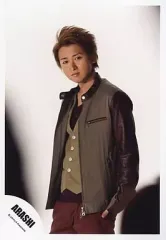 【中古】生写真(ジャニーズ) 嵐/大野智/膝上・左手ポケット・親指だけ外・衣装茶赤/公式生写真