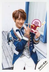 【中古】生写真(ジャニーズ) 美 少年/藤井直樹/膝上・衣装青・銀・白・右手親指人差し指立て・左手ロゴ持ち/JOHNNYS’ ISLAND STORE オフショット/公式生写真