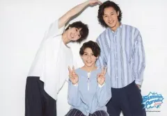 【中古】生写真(ジャニーズ) Snow Man/岩本照・ラウール・佐久間大介/横型・膝上・衣装白・青・ラウール座り・両手ピース/「Summer Paradise 2019」オリジナルフォト