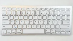 【HY】O【美品】Anker アンカー ウルトラスリム 電池駆動＆省スペース静音設計 軽量 薄型 Bluetooth ワイヤレスキーボード A7726121[ゆうパケット発送、送料無料]HY002