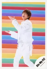 【中古】生写真(ジャニーズ) Kis-My-Ft2/北山宏光/膝上・衣装白・体左向き・両手上げ・口開け・背景レインボー/シングル「君、僕。」MV＆ジャケ写オフショット/公式生写真 