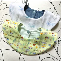 ハンドメイドスタイ2枚セット　グリーンくるま＆ペールグリーンストライプ　ブルーグレー恐竜＆濃デニム