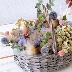値下げ！アジサイとかわいいドライフラワー全９種のカゴアレンジメント　フラワーバスケット　ユーカリ