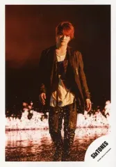 【中古】生写真(ジャニーズ) SixTONES/森本慎太郎/全身・衣装白・黒・両手下・首傾げ・炎・背景黒/シングル「Imitation Rain / D.D.」MV＆ジャケ写オフショット/公式生写真