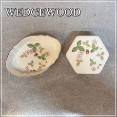 ウェッジウッド ワイルドストロベリー 蓋付き小物入れ ミニプレート 2点セット まとめ売り アクセサリートレイ 小皿 楕円 六角形 いちご柄 WEDGWOOD 英国製【CA0304-8】