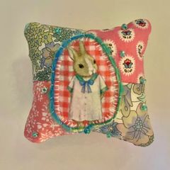 ハンドメイド【2024新作】パッチde針山　ビーズきらめくうさぎさん　針山　ピンクッション　パッチワーク　うさぎ　ビーズ　花柄　リバティ