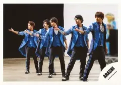【中古】生写真(ジャニーズ) 嵐/集合(5人) /横型・全身・衣装紺・右手前・体左向き/シングル「夏疾風」MV＆ジャケ写撮影オフショット/公式生写真