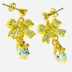 立体感あるクリアガラスが沢山ついたゴールドリボンに、スワロフスキーのクリスタルから、クリスタルオーロラというカラーのクリスタルを使用したピアス