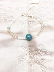 ゴムテグスのブレスレット　手作りガラスビーズがポイント✨　青緑　着脱カンタン