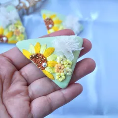 再販！　ひまわり刺繍の三角パッチンピン
