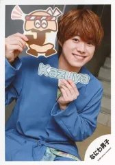 【中古】生写真(ジャニーズ) なにわ男子/大橋和也/上半身・衣装青・右手ロゴ、左手ネームプレート持ち・階段/Johnnys’ ISLAND STORE グッズオフショット’20夏/公式生写真