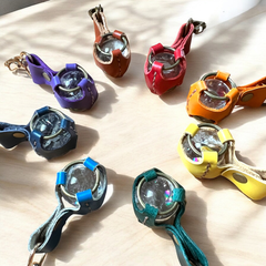 【カタログ】選べる7色レザー・虹入り水晶キーホルダー - あなただけの色をひと粒ずつオーダー