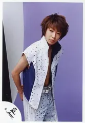 【中古】生写真(ジャニーズ) 嵐/相葉雅紀/膝上・白袖無しジャケット・背景紫/公式生写真