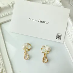 再販✩︎⡱ ホワイトオパールスワロ　チャーム付　揺れるピアス