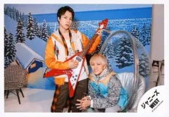 【中古】生写真(ジャニーズ) ジャニーズWEST/重岡大毅・神山智洋/膝上・衣装オレンジ.青.白・ギター・神山座り.両手組み・雪/17初春 パンフ＆グッズ撮影/公式生写真